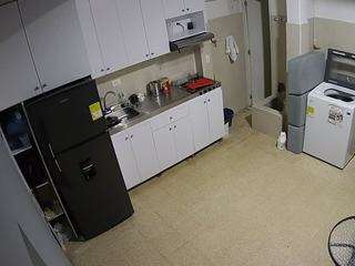 voyeurcam-jb-kitchen-1 No drinking live webcam