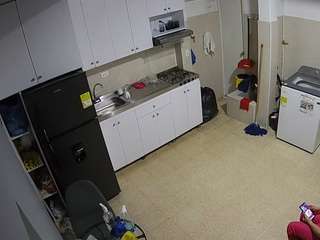 هذا النموذج مباشر الآن. voyeurcam-jb-kitchen-1