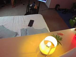 该模特正在直播。 voyeurcam-jb-office-2