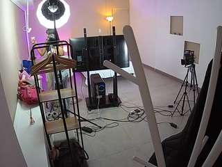 This model is live right now. voyeurcam-jb-room-1