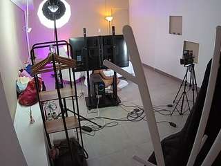 This model is live right now. voyeurcam-jb-room-1