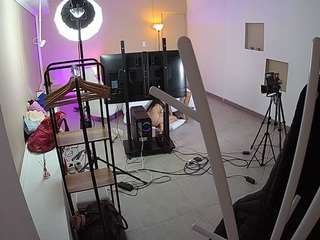 该模特正在直播。 voyeurcam-jb-room-1