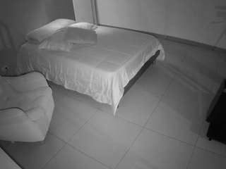 Ten model jest teraz na żywo. voyeurcam-jb-room-2