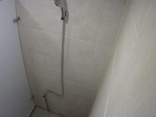 该模特正在直播。 voyeurcam-jb-shower-1