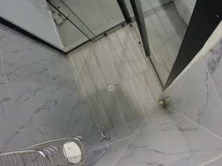 Este modelo está en vivo ahora. voyeurcam-jb-shower-2