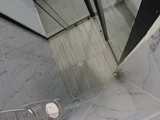 Ten model jest teraz na żywo. voyeurcam-jb-shower-2
