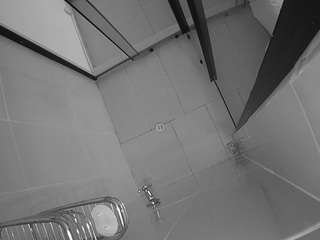 Este modelo está en vivo ahora. voyeurcam-jb-shower-2