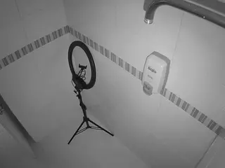 voyeurcam-jb-shower-2's Live Sex Cam Show