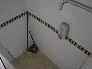 voyeurcam-jb-shower-2's Live Sex Cam Show