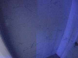 Este modelo está en vivo ahora. voyeurcam-casa-salsa-bathroom-8