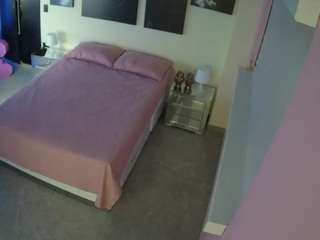 该模特正在直播。 voyeurcam-casa-salsa-bedroom-13