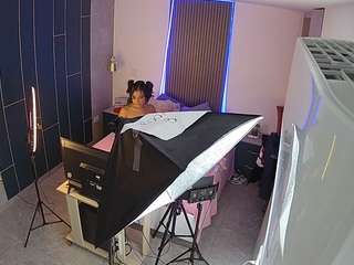 このモデルは現在ライブ中です。 voyeurcam-casa-salsa-bedroom-8