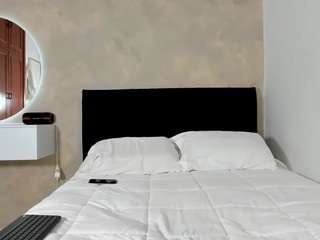 Live webcam model saaraxmiirage on Soda Cams