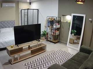 Model ini sedang live sekarang. voyeurcam-jb-dining