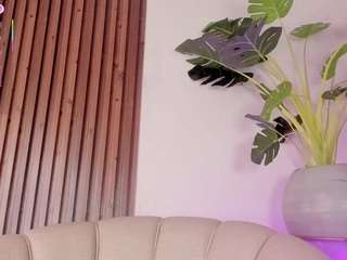 Este modelo está en vivo ahora. kenay-fox