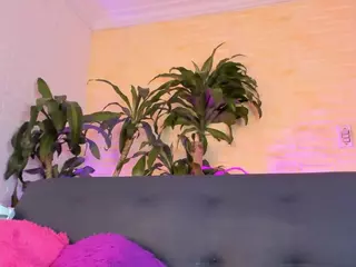 KloeSuarez's Live Sex Cam Show