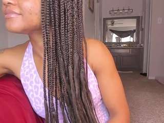 yiaunaniree, female webcam model,  years old, on live webcam