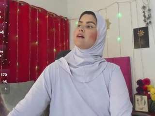 该模特正在直播。 aishaamin