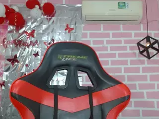 emy-02's Live Sex Cam Show