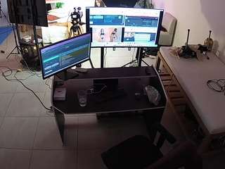 このモデルは現在ライブ中です。 voyeurcam-jb-photo-studio