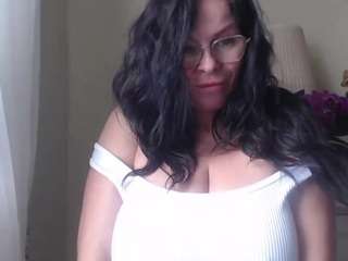 glamhelen webcam model