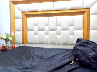 Exoticbigmandx's Live Sex Cam Show