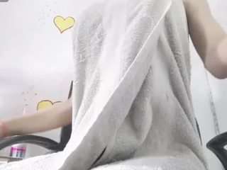 hugekira webcam model