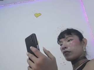 hugekira webcam model