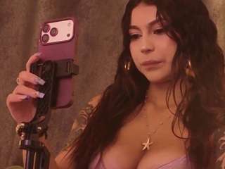 LAURAAX live cam preview