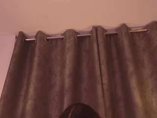 LAURAAX live cam preview