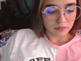 trianabell's CamSoda show and profile