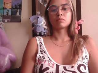 trianabell's CamSoda show and profile