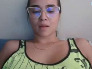 Trianabell live webcam show