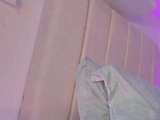 Live webcam model pamela-white on Soda Cams