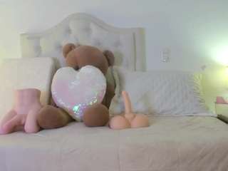 Live webcam model sophiamiller98 on Soda Cams