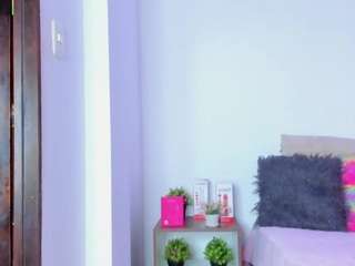  adelinee-18 chat room