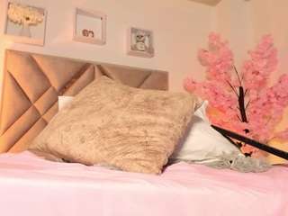 adelinee-18 Live Webcam on CamSoda