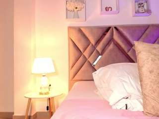 adelinee-18 live webcam show