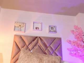 adelinee-18 live webcam show