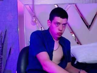 Dominate_alisson live cam — athletic, black hair, brown eyes