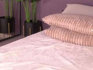 izzywild's CamSoda show and profile