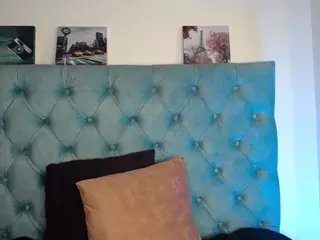 Paola2Lyon's Live Sex Cam Show