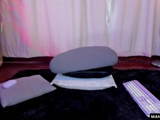 Live webcam model manuvelez on Soda Cams