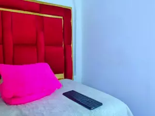 CoralHarrinsonn's Live Sex Cam Show