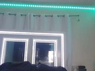 Live webcam model adafontaine18 on Soda Cams