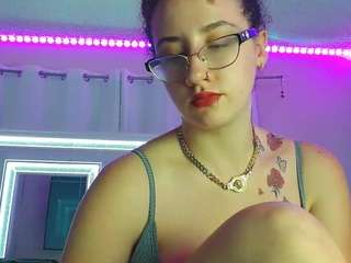 Live webcam model adafontaine18 on Soda Cams