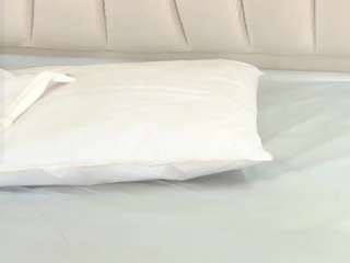 bonieklent, female webcam model,  years old, on live webcam