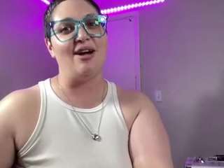 Live webcam model adrianeblake on Soda Cams