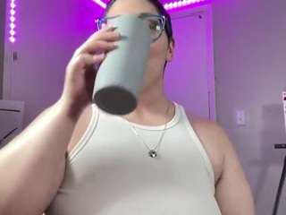 Live webcam model adrianeblake on Soda Cams