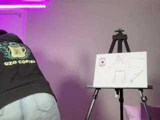 Live webcam model adrianeblake on Soda Cams